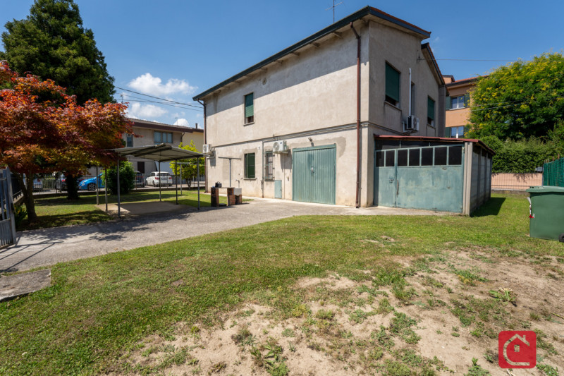 In centro a Bovolenta, a pochi passi dai principali servizi offerti dal paese, proponiamo una cas...