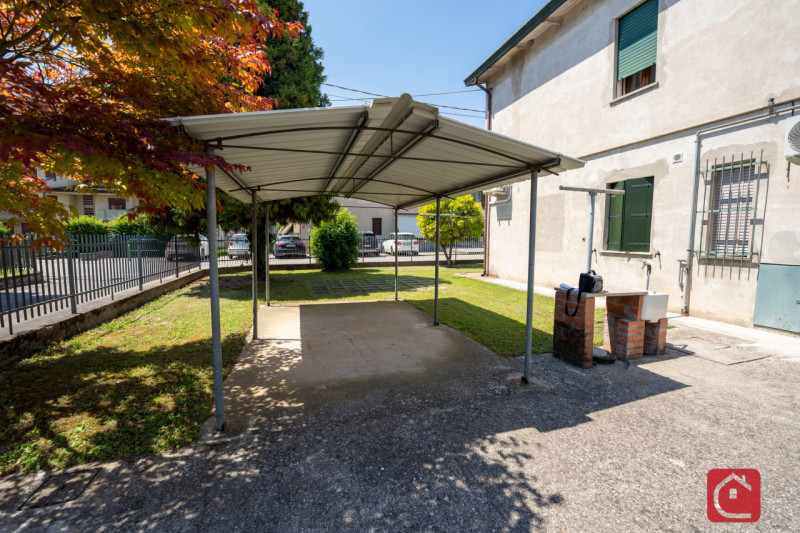 In centro a Bovolenta, a pochi passi dai principali servizi offerti dal paese, proponiamo una cas...