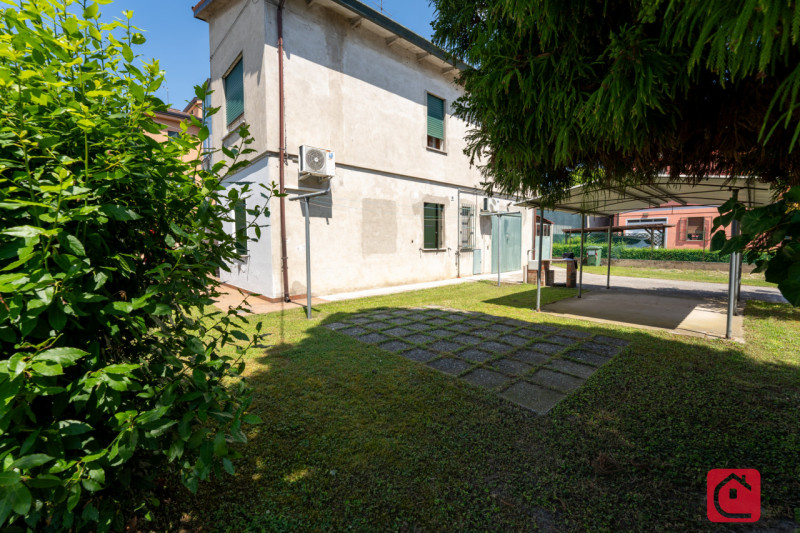 In centro a Bovolenta, a pochi passi dai principali servizi offerti dal paese, proponiamo una cas...