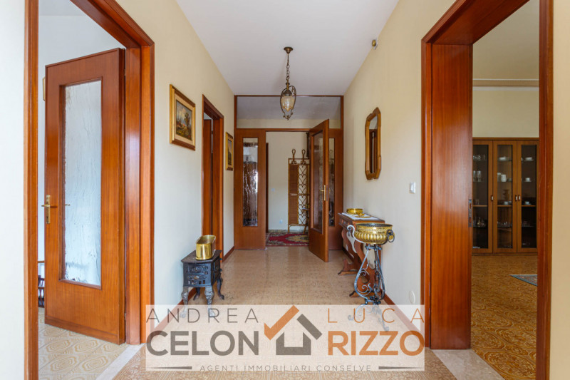 Nel cuore pulsante di Bagnoli di Sopra, proponiamo in vendita una rara opportunità immobiliare: u...