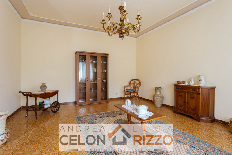 Nel cuore pulsante di Bagnoli di Sopra, proponiamo in vendita una rara opportunità immobiliare: u...