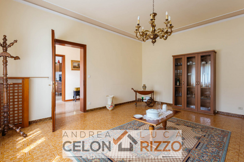 Nel cuore pulsante di Bagnoli di Sopra, proponiamo in vendita una rara opportunità immobiliare: u...