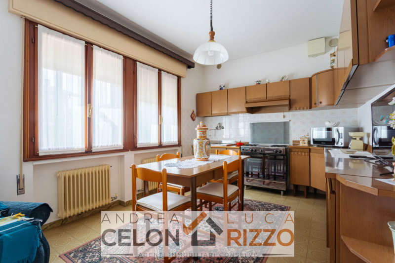 Nel cuore pulsante di Bagnoli di Sopra, proponiamo in vendita una rara opportunità immobiliare: u...