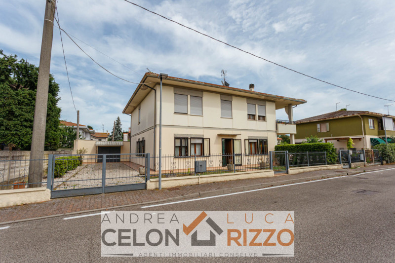 Nel cuore pulsante di Bagnoli di Sopra, proponiamo in vendita una rara opportunità immobiliare: u...
