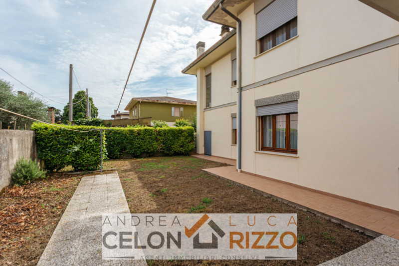 Nel cuore pulsante di Bagnoli di Sopra, proponiamo in vendita una rara opportunità immobiliare: u...