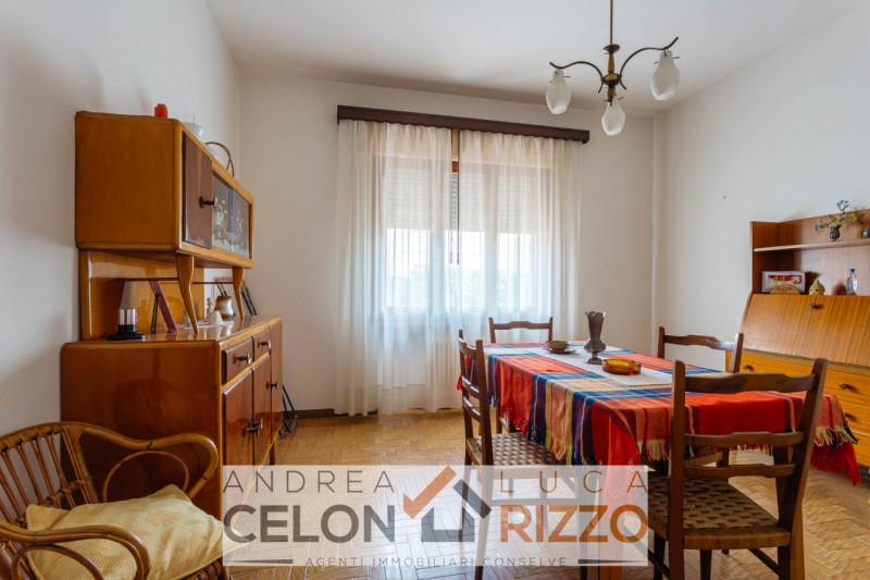 Nel cuore pulsante di Bagnoli di Sopra, proponiamo in vendita una rara opportunità immobiliare: u...