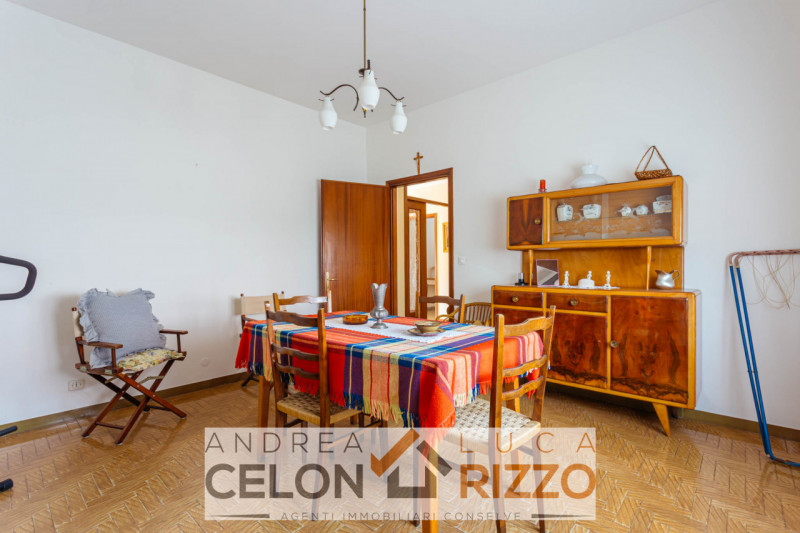 Nel cuore pulsante di Bagnoli di Sopra, proponiamo in vendita una rara opportunità immobiliare: u...