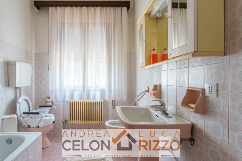 Nel cuore pulsante di Bagnoli di Sopra, proponiamo in vendita una rara opportunità immobiliare: u...