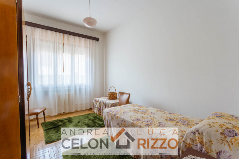 Nel cuore pulsante di Bagnoli di Sopra, proponiamo in vendita una rara opportunità immobiliare: u...