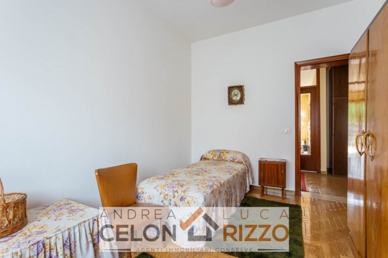 Nel cuore pulsante di Bagnoli di Sopra, proponiamo in vendita una rara opportunità immobiliare: u...