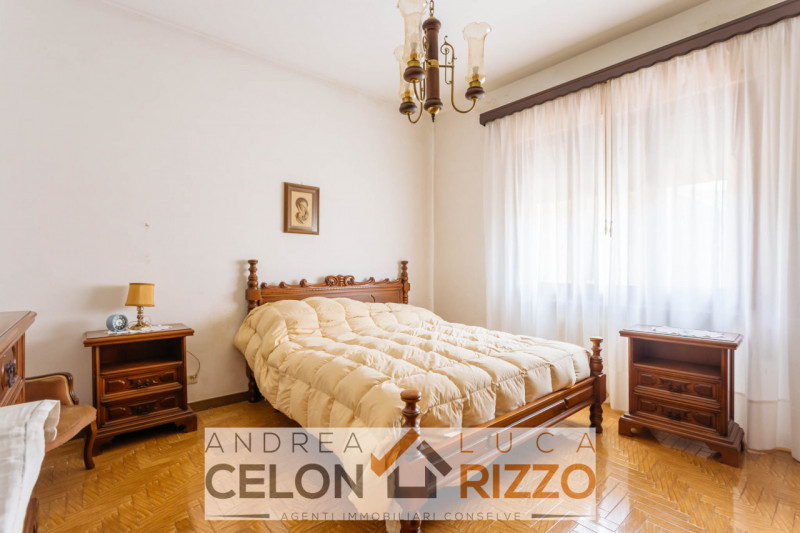 Nel cuore pulsante di Bagnoli di Sopra, proponiamo in vendita una rara opportunità immobiliare: u...
