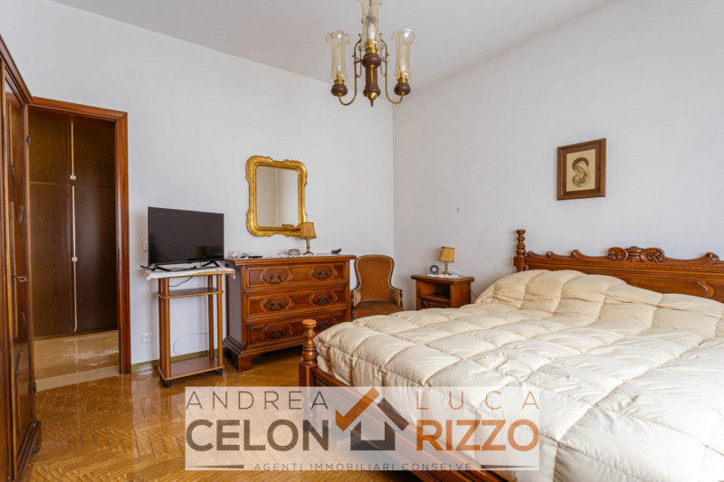 Nel cuore pulsante di Bagnoli di Sopra, proponiamo in vendita una rara opportunità immobiliare: u...