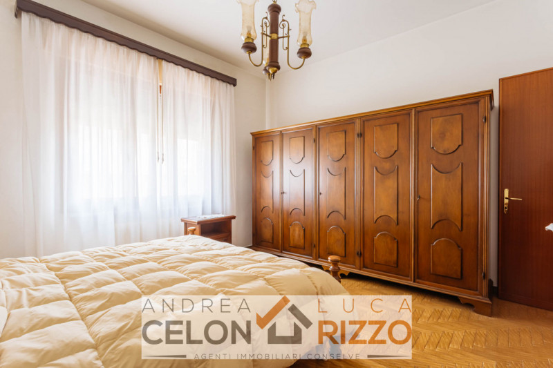 Nel cuore pulsante di Bagnoli di Sopra, proponiamo in vendita una rara opportunità immobiliare: u...