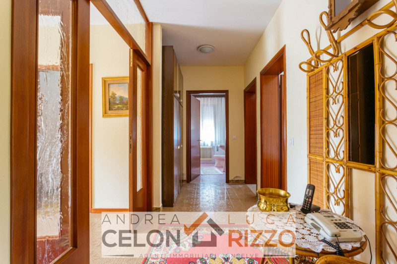 Nel cuore pulsante di Bagnoli di Sopra, proponiamo in vendita una rara opportunità immobiliare: u...