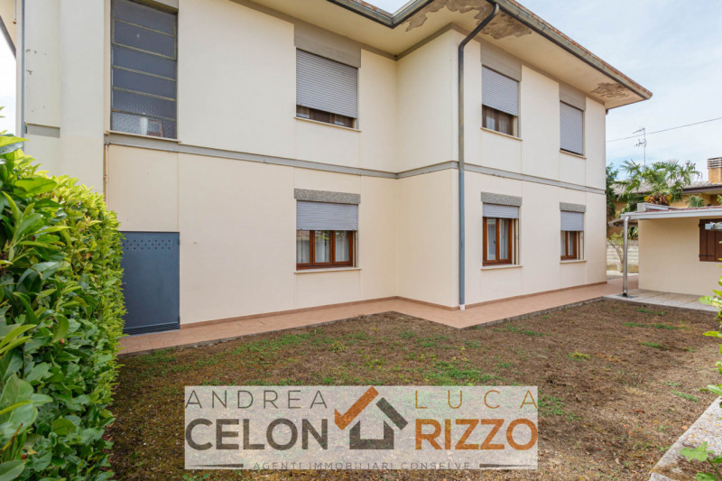 Nel cuore pulsante di Bagnoli di Sopra, proponiamo in vendita una rara opportunità immobiliare: u...
