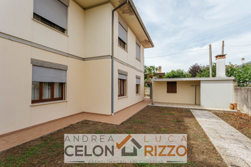 Nel cuore pulsante di Bagnoli di Sopra, proponiamo in vendita una rara opportunità immobiliare: u...