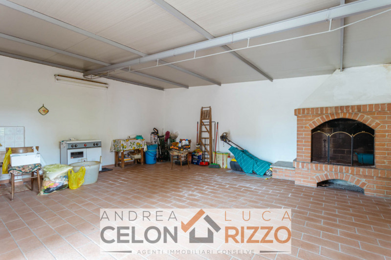 Nel cuore pulsante di Bagnoli di Sopra, proponiamo in vendita una rara opportunità immobiliare: u...