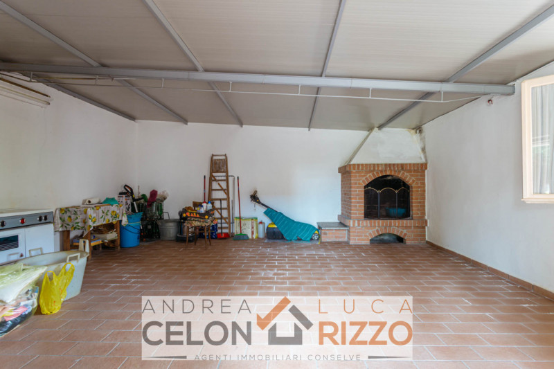 Nel cuore pulsante di Bagnoli di Sopra, proponiamo in vendita una rara opportunità immobiliare: u...