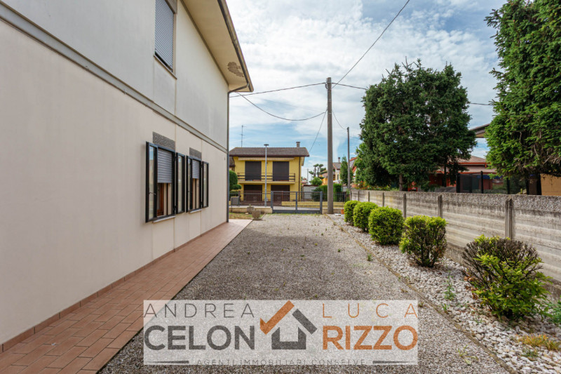 Nel cuore pulsante di Bagnoli di Sopra, proponiamo in vendita una rara opportunità immobiliare: u...
