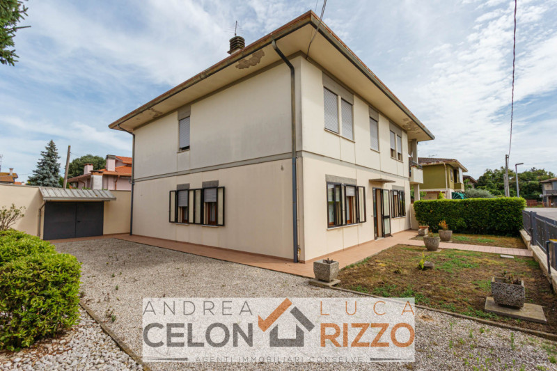 Nel cuore pulsante di Bagnoli di Sopra, proponiamo in vendita una rara opportunità immobiliare: u...