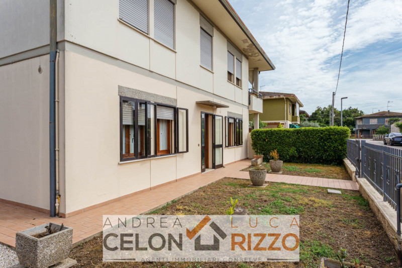 Nel cuore pulsante di Bagnoli di Sopra, proponiamo in vendita una rara opportunità immobiliare: u...