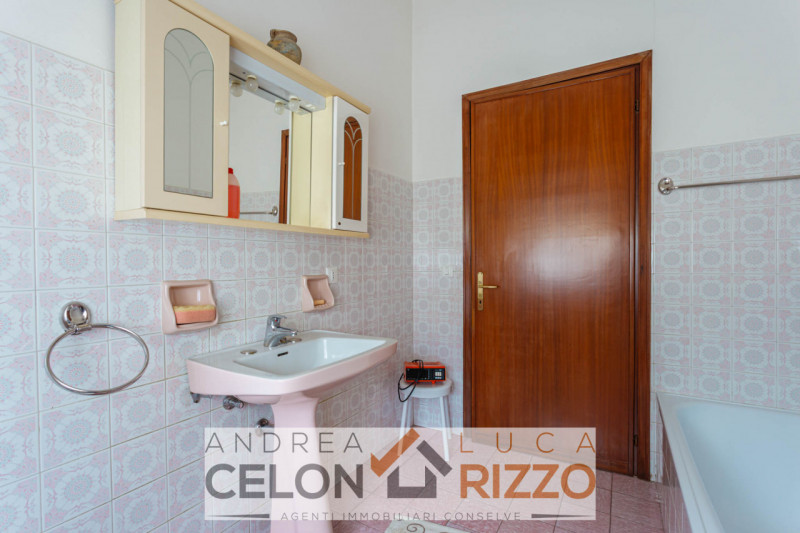 Nel cuore pulsante di Bagnoli di Sopra, proponiamo in vendita una rara opportunità immobiliare: u...