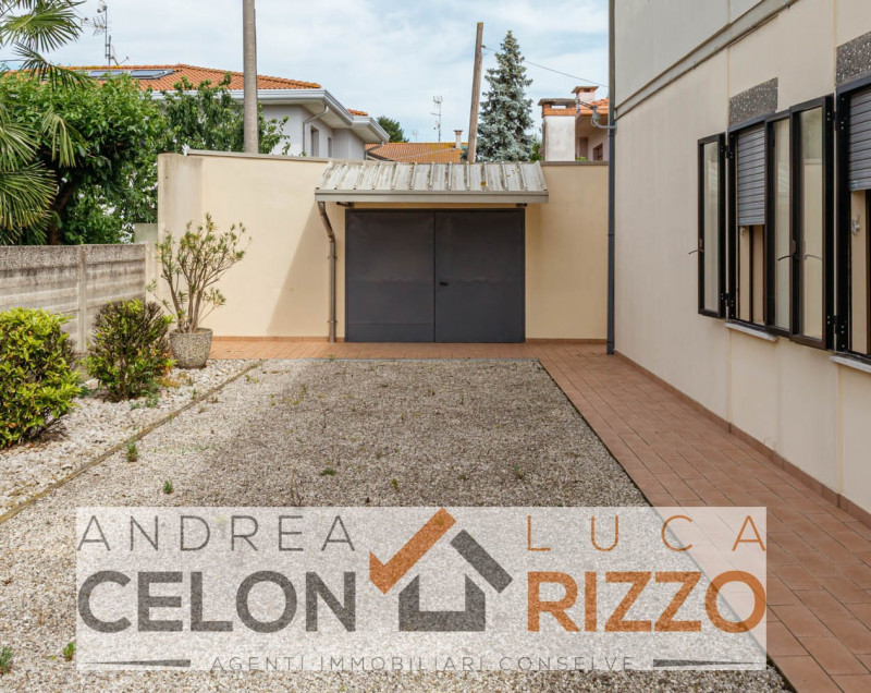Nel cuore pulsante di Bagnoli di Sopra, proponiamo in vendita una rara opportunità immobiliare: u...