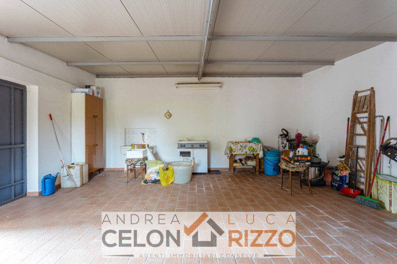 Nel cuore pulsante di Bagnoli di Sopra, proponiamo in vendita una rara opportunità immobiliare: u...