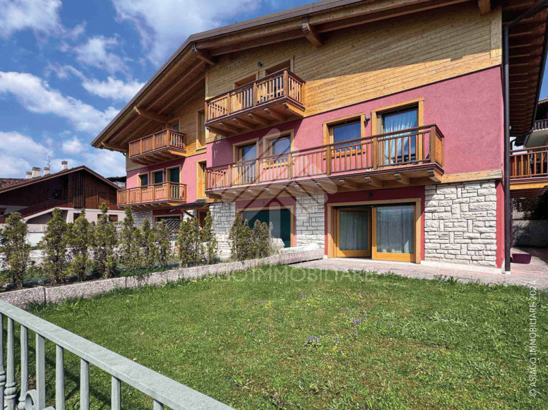 A circa 700 metri dal centro di Asiago, proponiamo in una zona residenziale tranquilla, appartame...