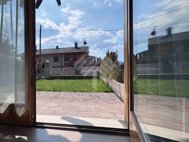A circa 700 metri dal centro di Asiago, proponiamo in una zona residenziale tranquilla, appartame...