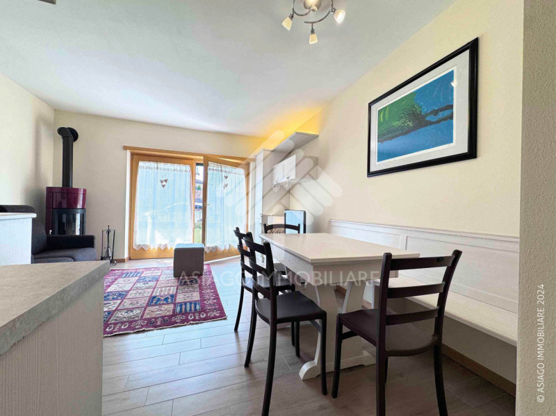 A circa 700 metri dal centro di Asiago, proponiamo in una zona residenziale tranquilla, appartame...