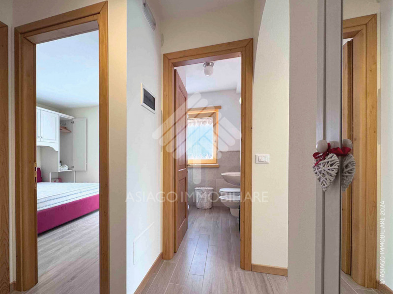 A circa 700 metri dal centro di Asiago, proponiamo in una zona residenziale tranquilla, appartame...