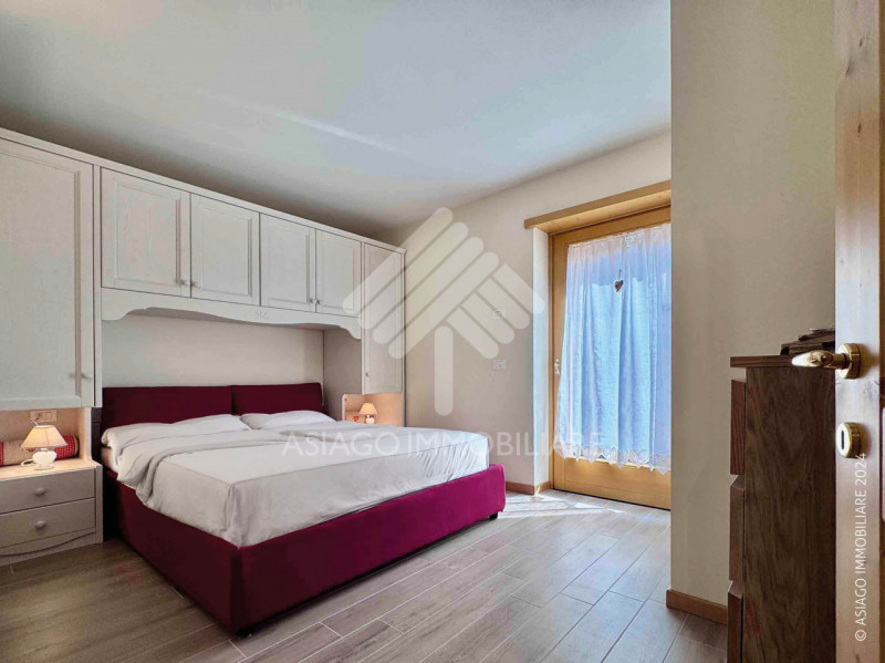 A circa 700 metri dal centro di Asiago, proponiamo in una zona residenziale tranquilla, appartame...