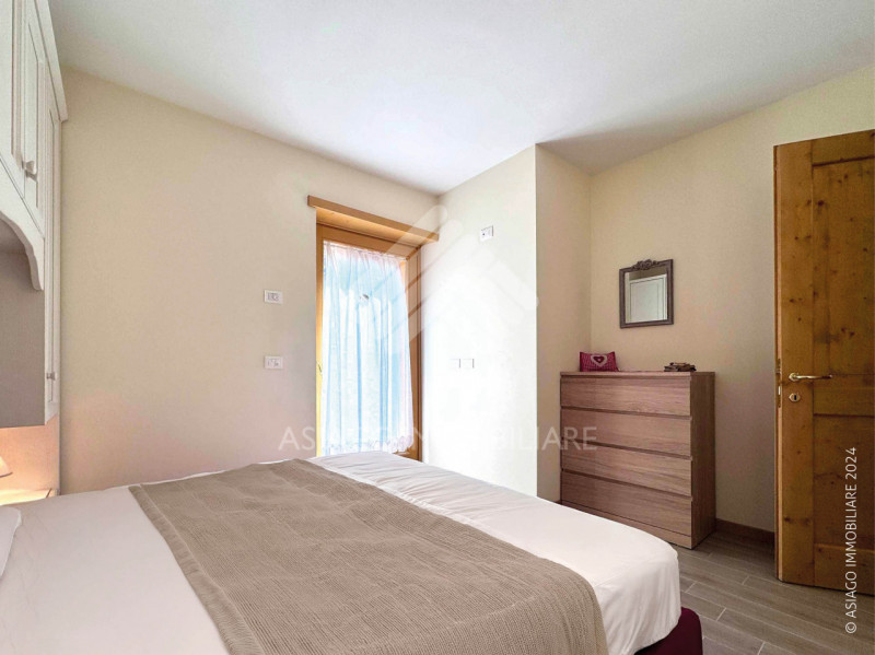 A circa 700 metri dal centro di Asiago, proponiamo in una zona residenziale tranquilla, appartame...