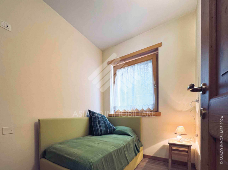 A circa 700 metri dal centro di Asiago, proponiamo in una zona residenziale tranquilla, appartame...