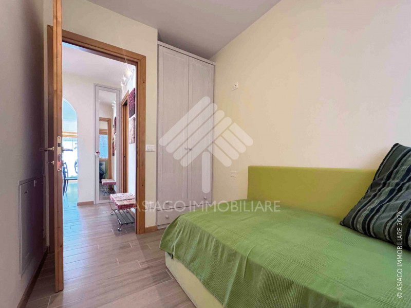 A circa 700 metri dal centro di Asiago, proponiamo in una zona residenziale tranquilla, appartame...
