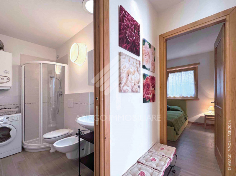 A circa 700 metri dal centro di Asiago, proponiamo in una zona residenziale tranquilla, appartame...