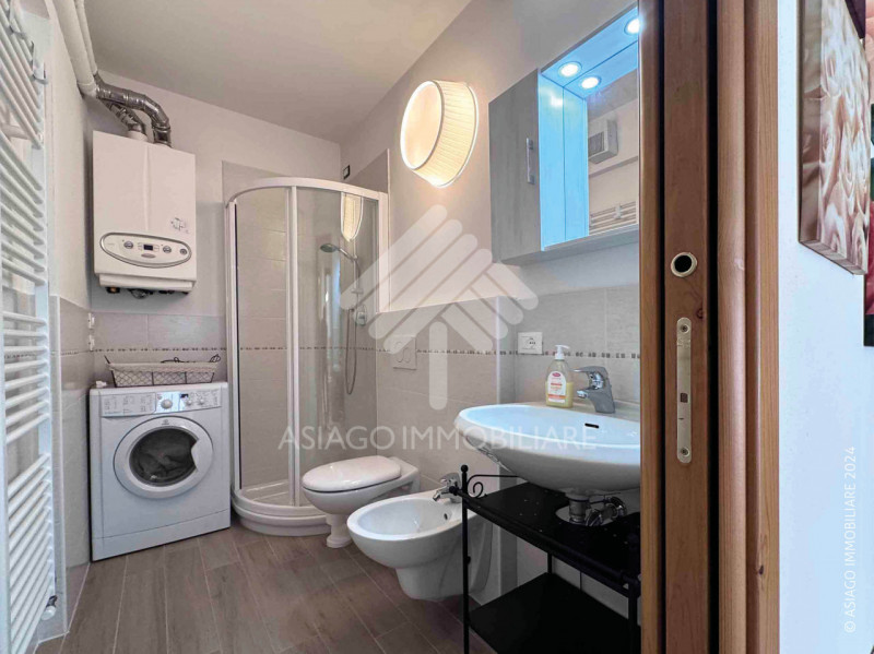 A circa 700 metri dal centro di Asiago, proponiamo in una zona residenziale tranquilla, appartame...