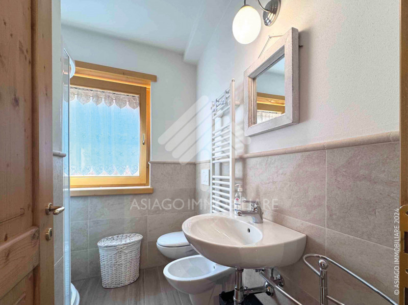 A circa 700 metri dal centro di Asiago, proponiamo in una zona residenziale tranquilla, appartame...