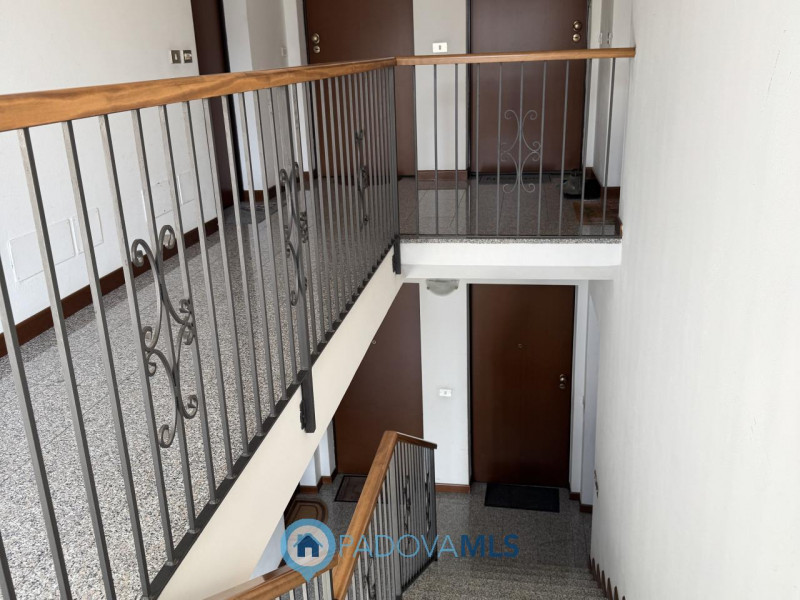 Immobile in esclusiva al Gruppo Padova MLS
Luminoso appartamento ultimo piano in piccola palazzin...