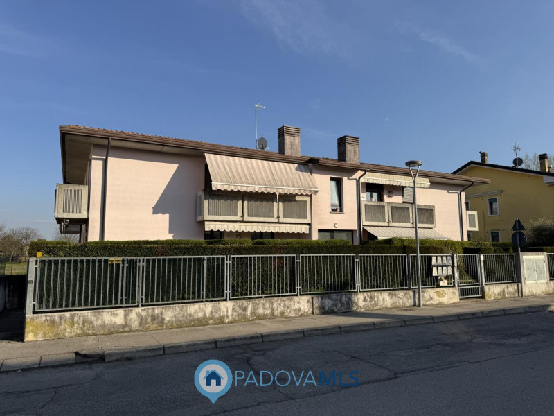 Immobile in esclusiva al Gruppo Padova MLS
Luminoso appartamento ultimo piano in piccola palazzin...