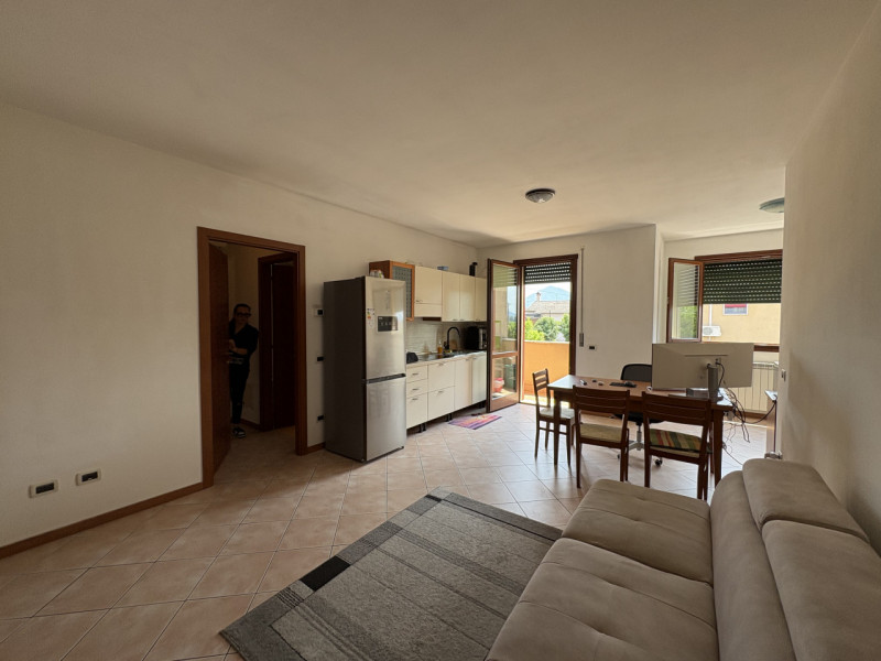 All'interno di un tranquillo quartiere residenziale, nelle immediate vicinanze del centro di Albe...