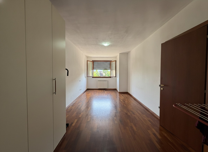 All'interno di un tranquillo quartiere residenziale, nelle immediate vicinanze del centro di Albe...