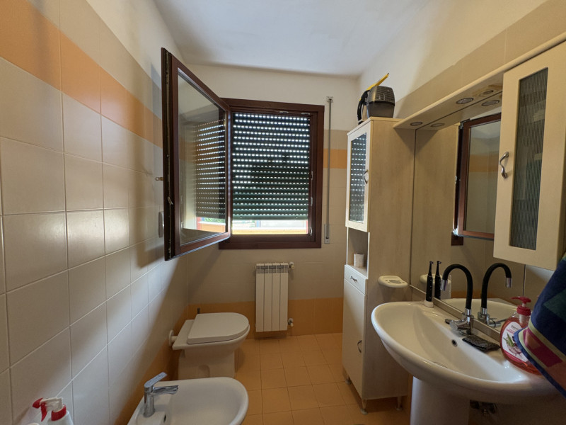 All'interno di un tranquillo quartiere residenziale, nelle immediate vicinanze del centro di Albe...