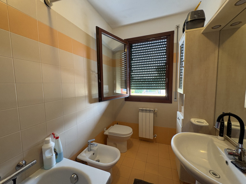 All'interno di un tranquillo quartiere residenziale, nelle immediate vicinanze del centro di Albe...