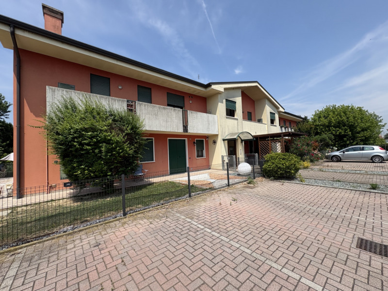 All'interno di un tranquillo quartiere residenziale, nelle immediate vicinanze del centro di Albe...