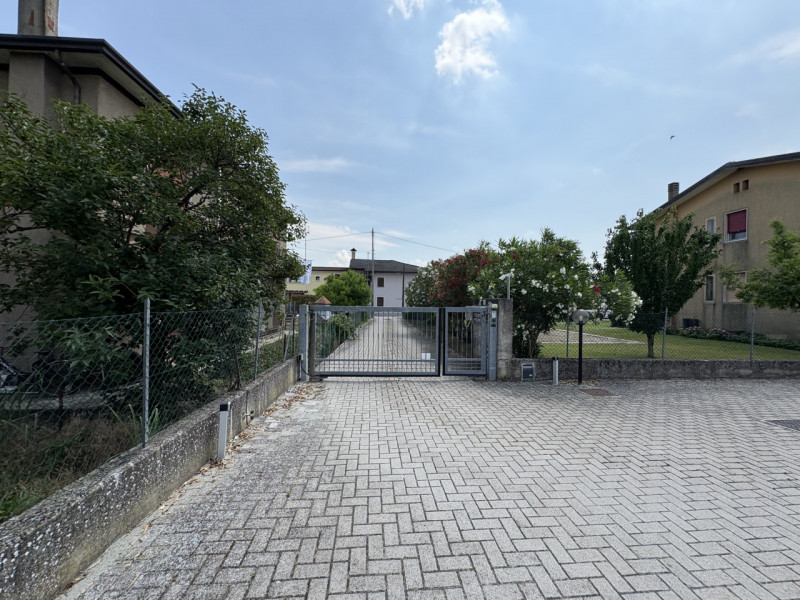 All'interno di un tranquillo quartiere residenziale, nelle immediate vicinanze del centro di Albe...