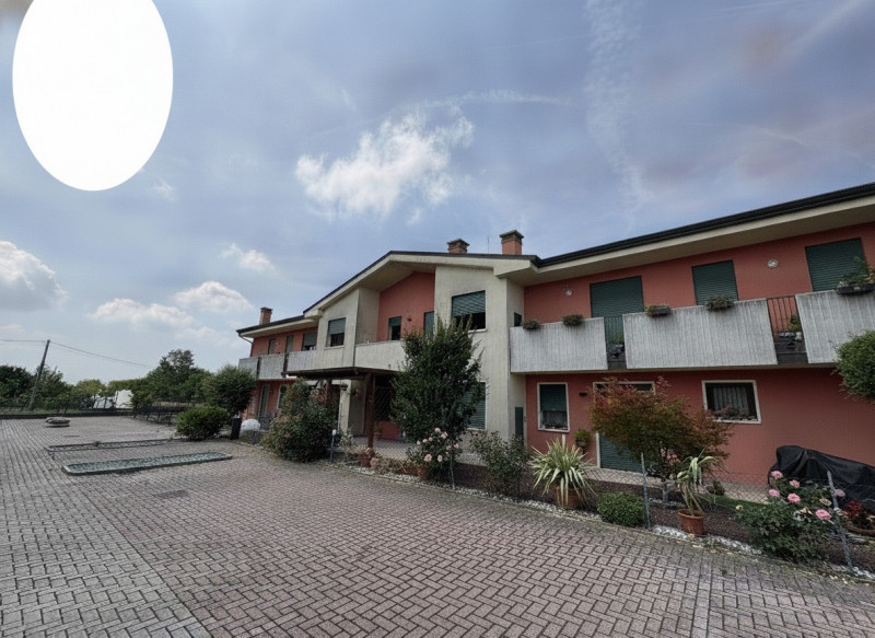 All'interno di un tranquillo quartiere residenziale, nelle immediate vicinanze del centro di Albe...