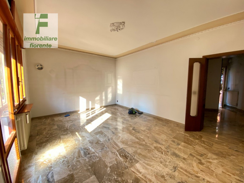In quartiere residenziale...libera subito, porzione di casa degli anni 60 su 3 livelli di mq 183 ...
