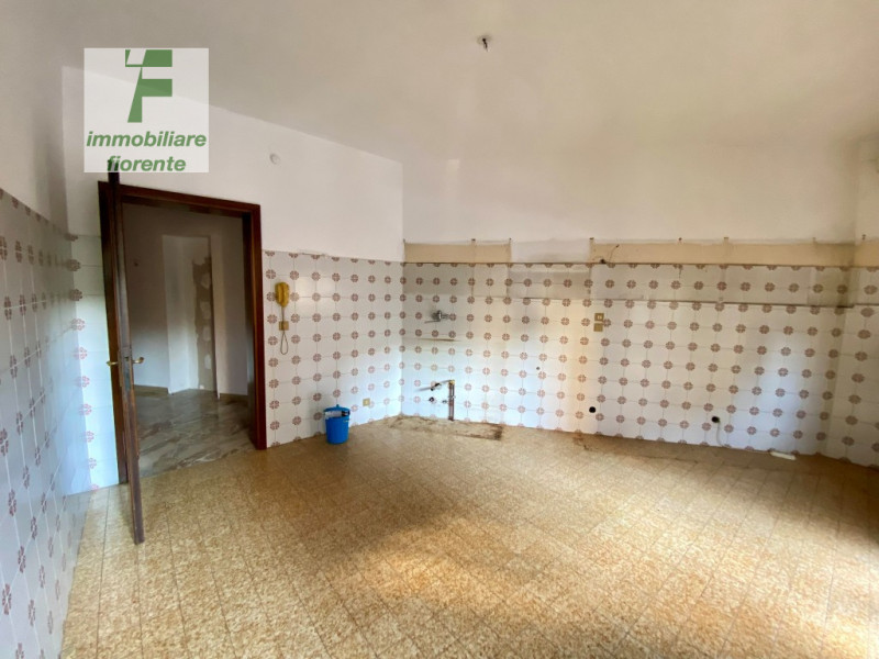 In quartiere residenziale...libera subito, porzione di casa degli anni 60 su 3 livelli di mq 183 ...